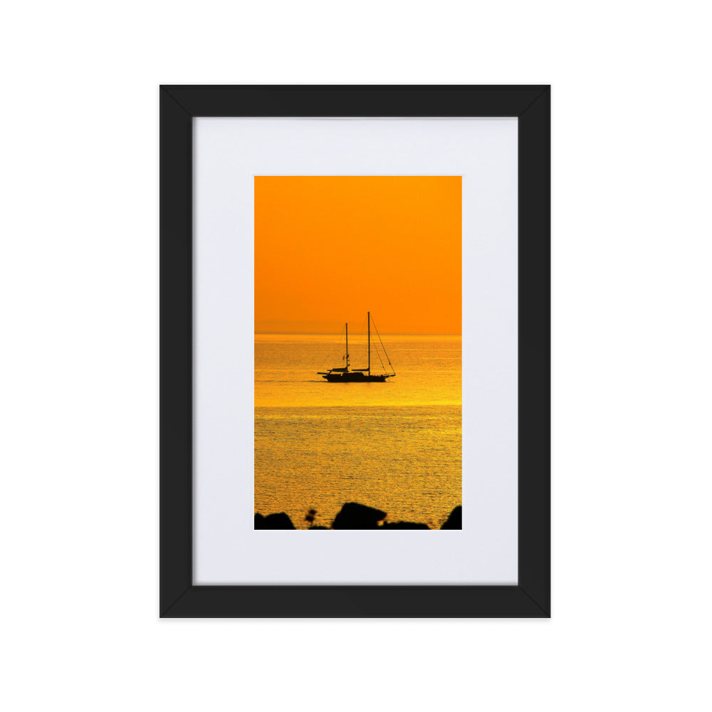 Poster mit Passepartout - a ship on golden sea Schwarz / 21×30 cm artlia