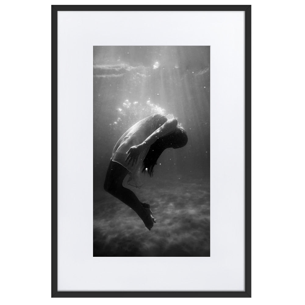 Poster mit Passepartout - girl in the water Kuratoren von artlia Schwarz / 61×91 cm artlia