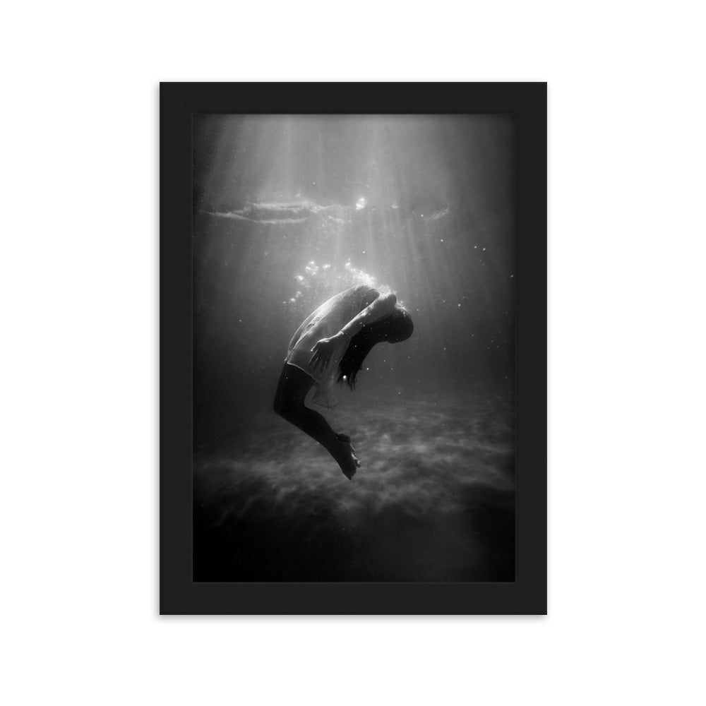 Poster mit Rahmen - girl in the water Kuratoren von artlia Schwarz / 21×30 cm artlia