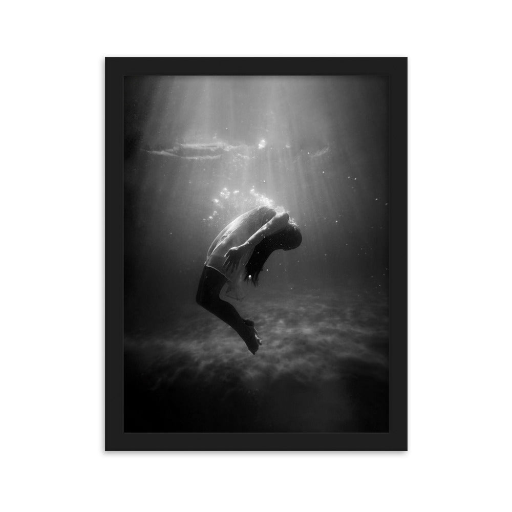 Poster mit Rahmen - girl in the water Kuratoren von artlia Schwarz / 30×40 cm artlia