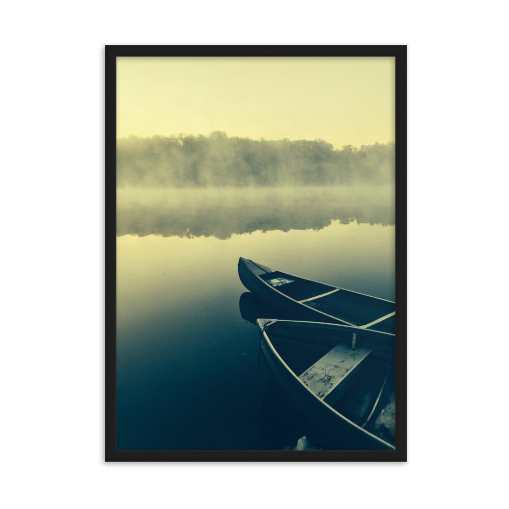 Boats in Fog - Poster im Rahmen Kuratoren von artlia Schwarz / 50×70 cm artlia