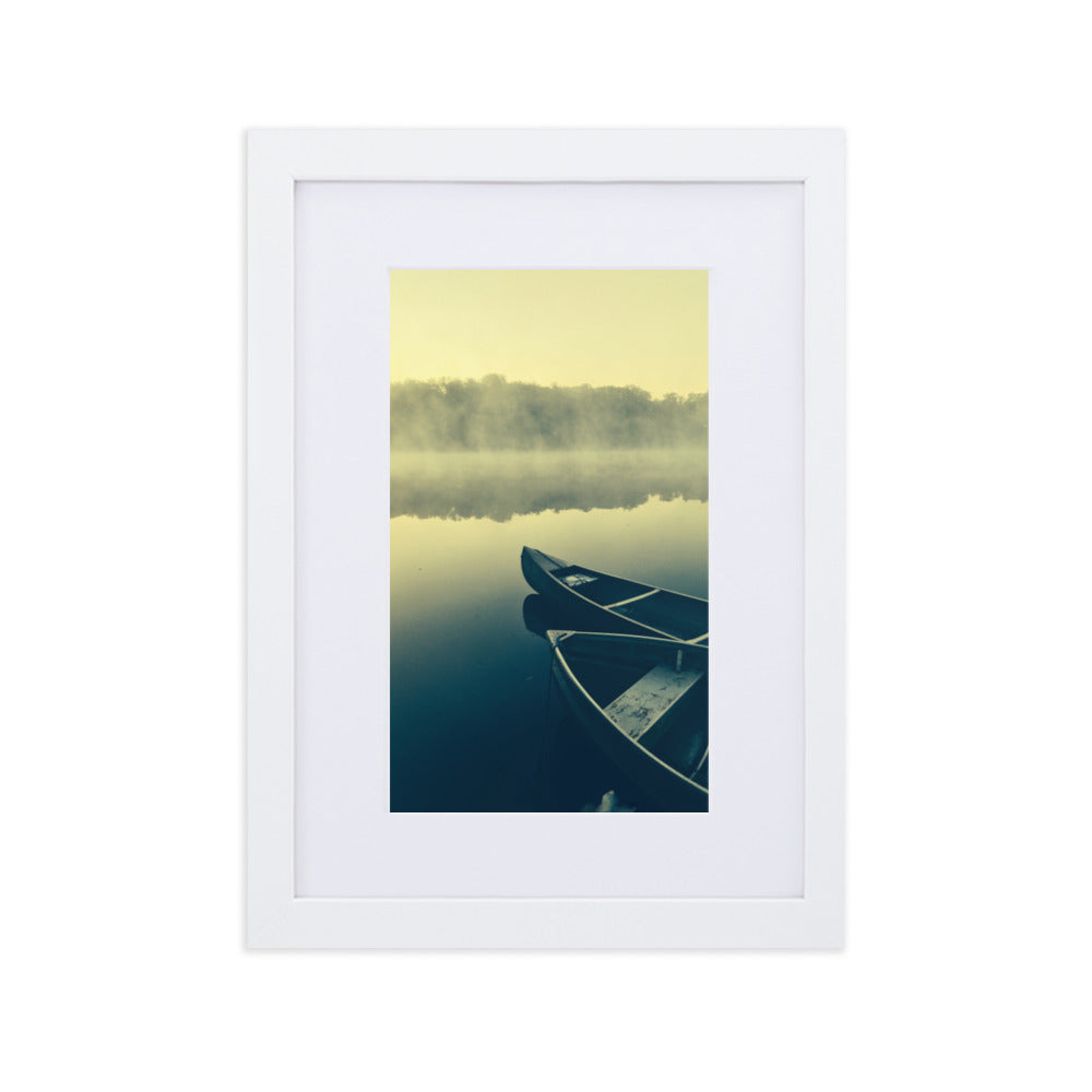 Boats in Fog - Poster im Rahmen mit Passepartout Kuratoren von artlia Weiß / 21×30 cm artlia