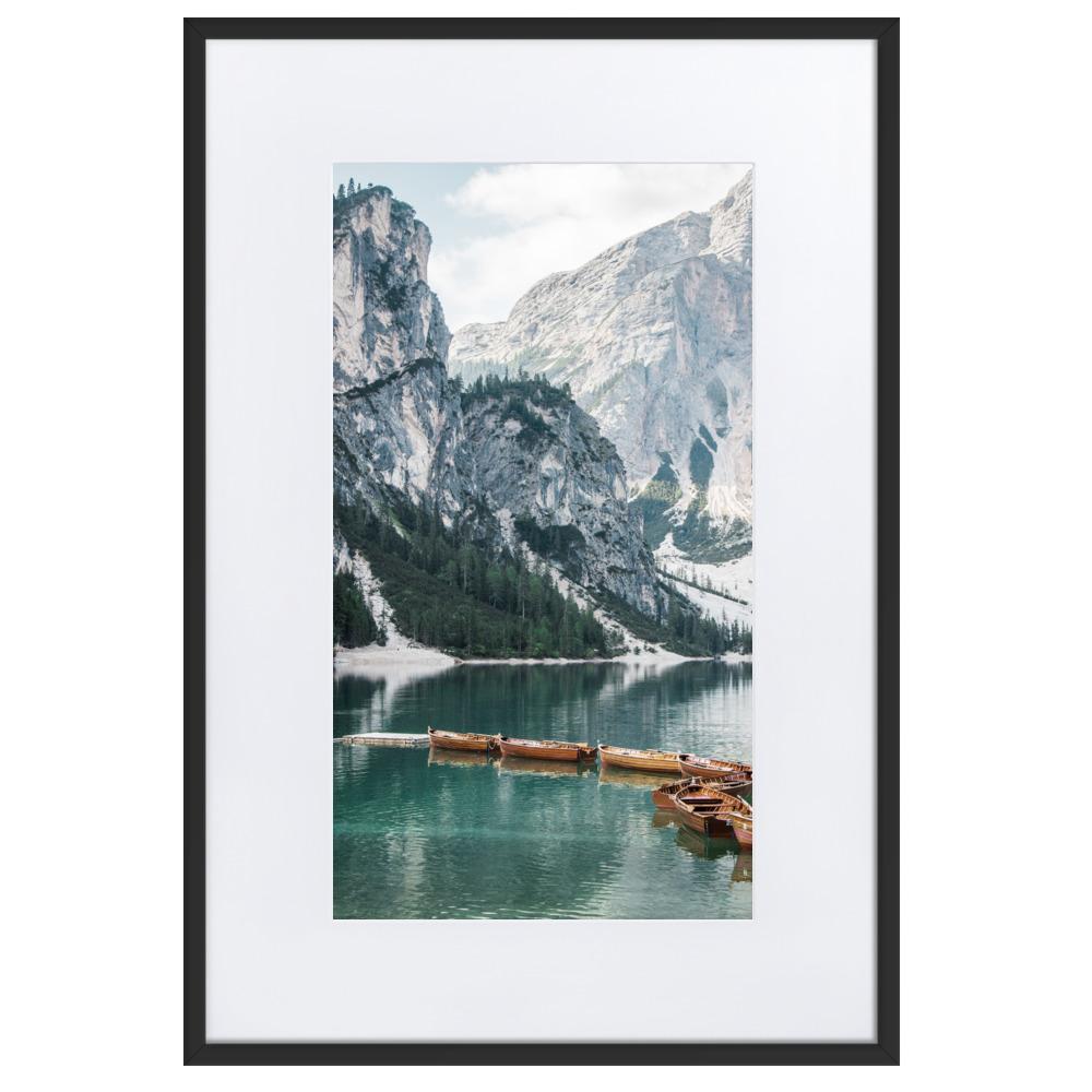 Braies lake 2 - Poster im Rahmen mit Passepartout Kuratoren von artlia artlia