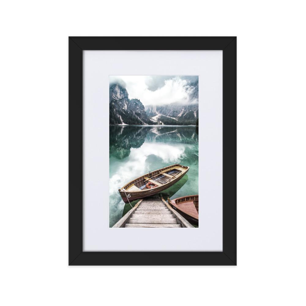 Braies lake - Poster im Rahmen mit Passepartout Kuratoren von artlia schwarz / 21×30 cm artlia