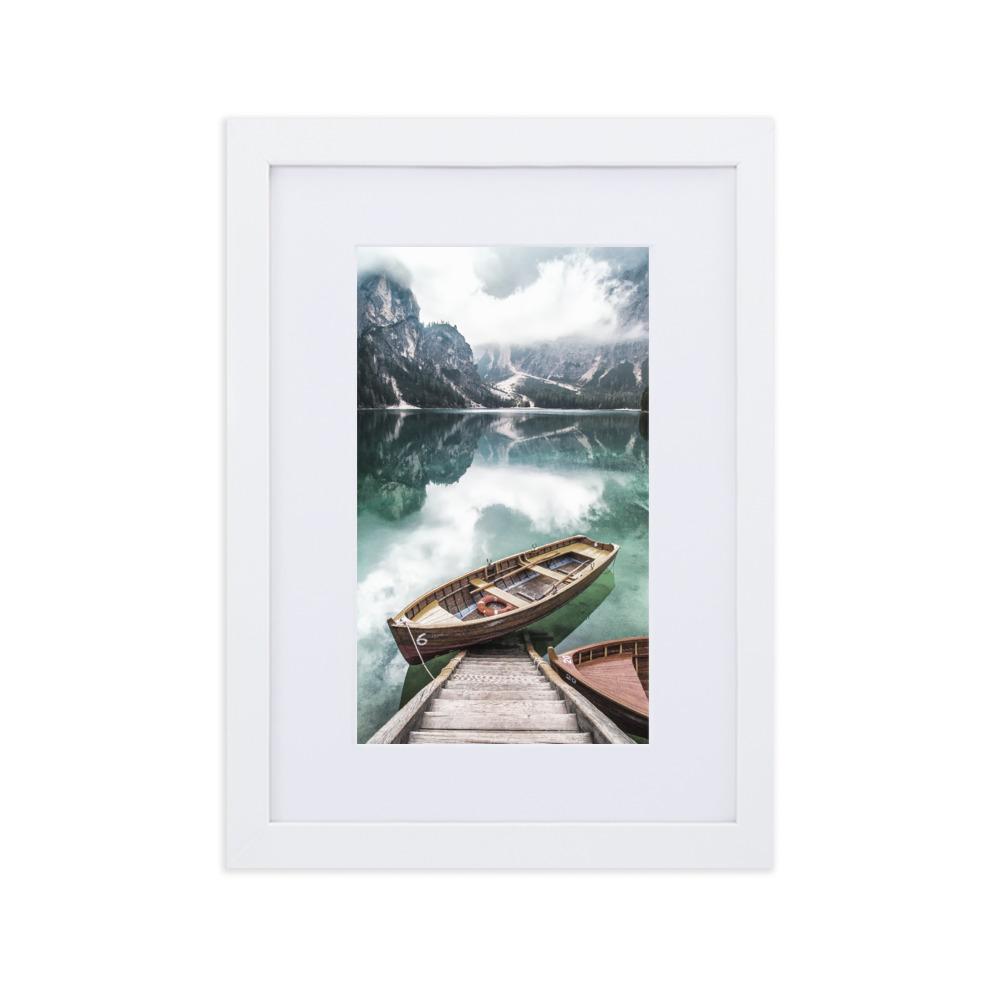 Braies lake - Poster im Rahmen mit Passepartout Kuratoren von artlia weiß / 21×30 cm artlia