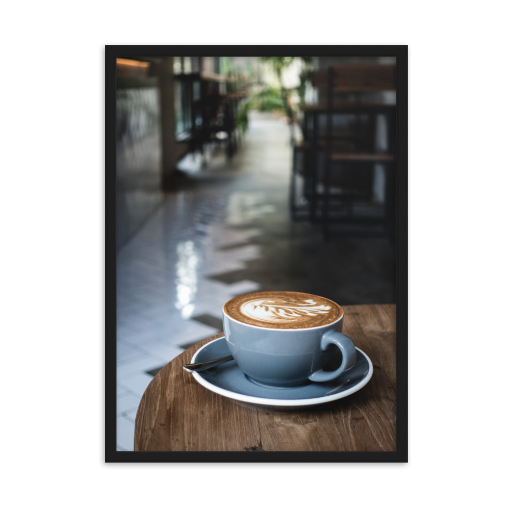 Cappuccino in Café - Poster im Rahmen Kuratoren von artlia Schwarz / 50×70 cm artlia