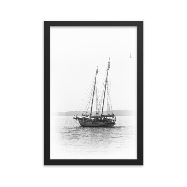 ein Segelboot - Poster im Rahmen Kuratoren von artlia schwarz / 30x45 cm artlia