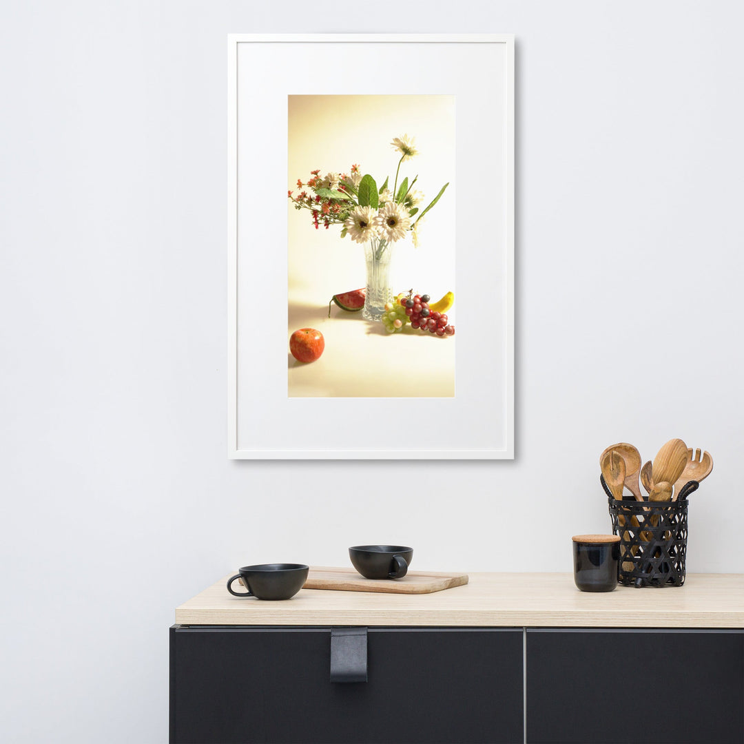 Flower Vase - Poster im Rahmen mit Passepartout Kuratoren von artlia artlia