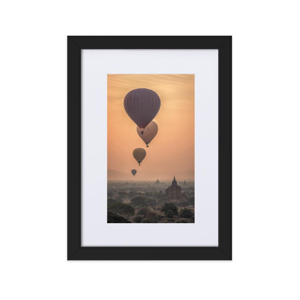 Heißluftbalons hot air balloons - Poster im Rahmen mit Passepartout artlia Schwarz / 21×30 cm artlia