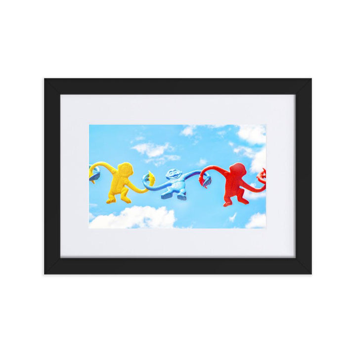 Himmlisches Teamwork - Poster im Rahmen mit Passepartout Kuratoren von artlia schwarz / 21×30 cm artlia