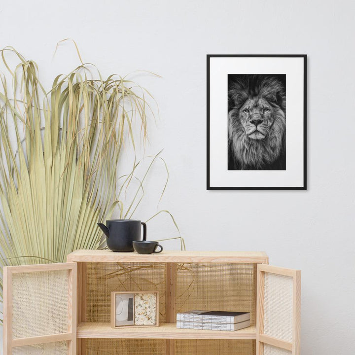 Loewe Lion - Poster im Rahmen mit Passepartout artlia Schwarz / 50×70 cm artlia