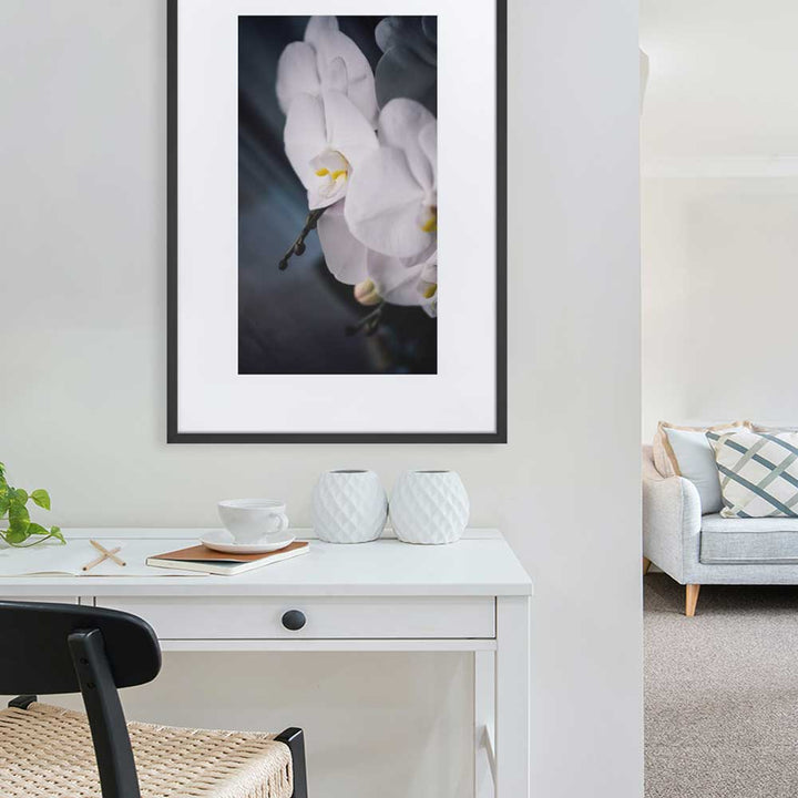 Orchid 02 - Poster im Rahmen mit Passepartout Kuratoren von artlia artlia