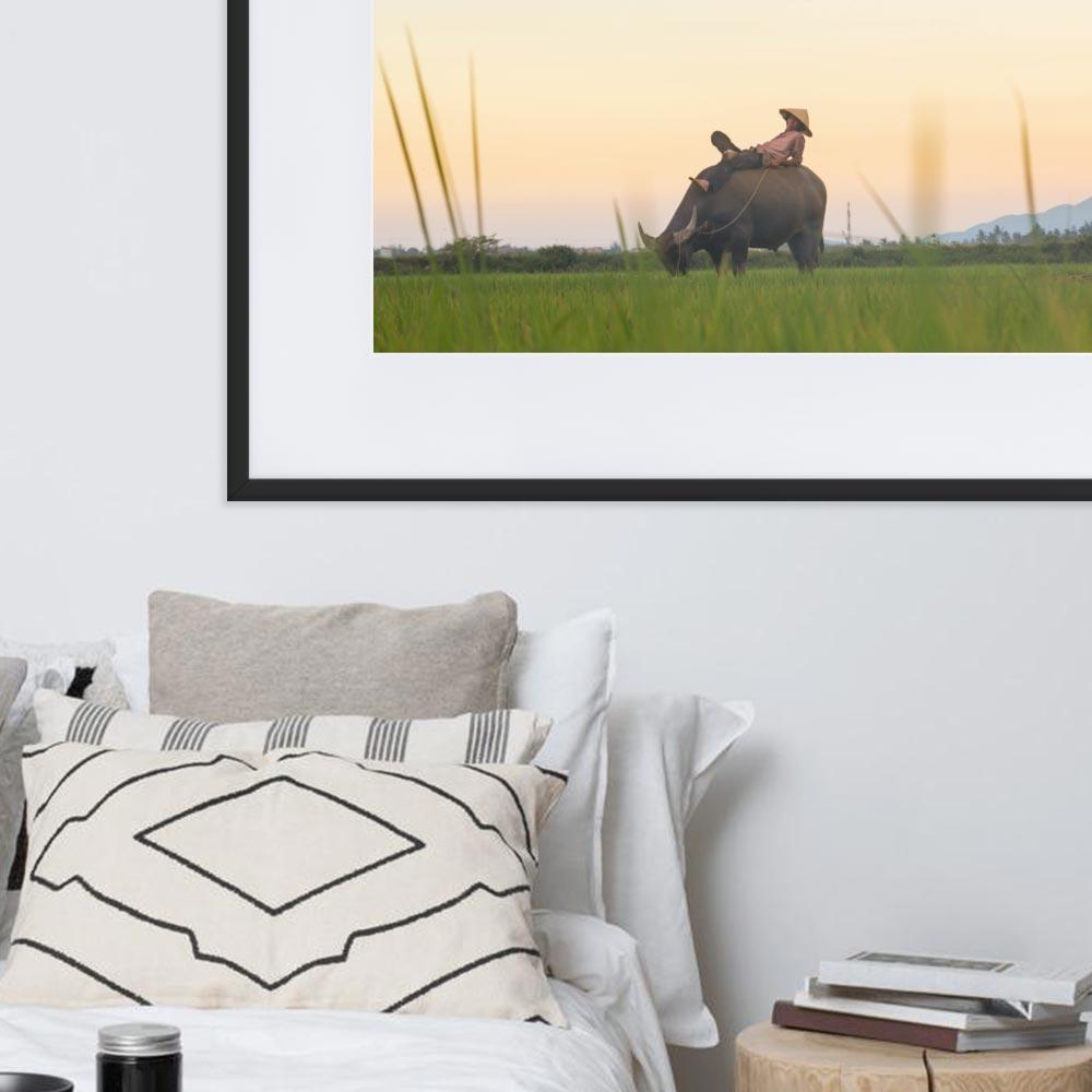 Peaceful Evening - Poster im Rahmen mit Passepartout Kuratoren von artlia artlia