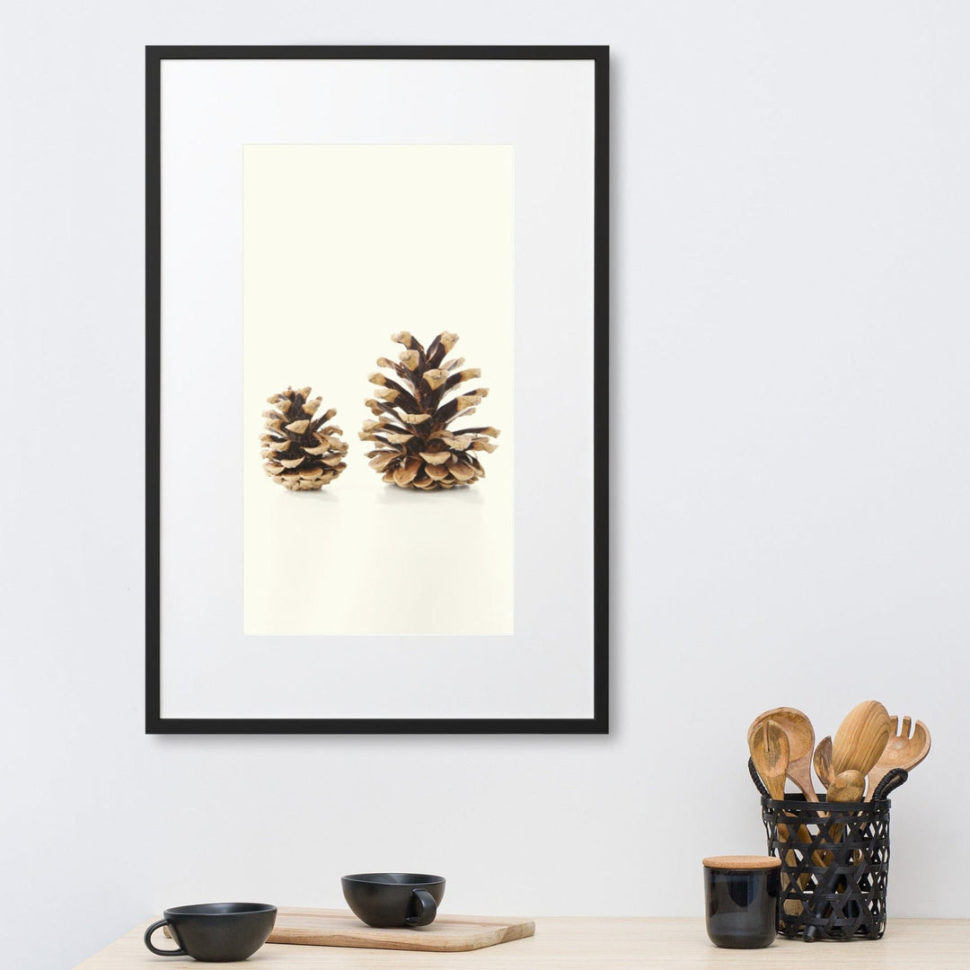 Pine Cone - Poster im Rahmen mit Passepartout Kuratoren von artlia artlia