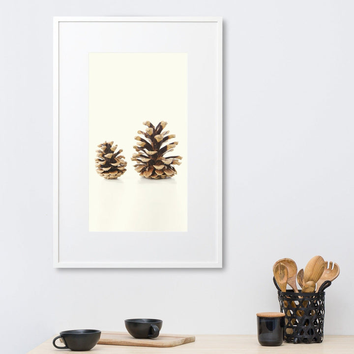 Pine Cone - Poster im Rahmen mit Passepartout Kuratoren von artlia artlia