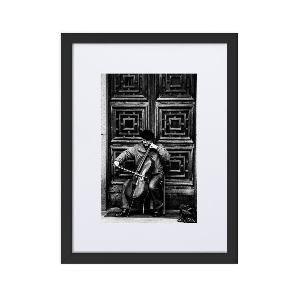 Poster mit Passepartout - A Cellist on the Street Kuratoren von artlia Schwarz / 30×40 cm artlia
