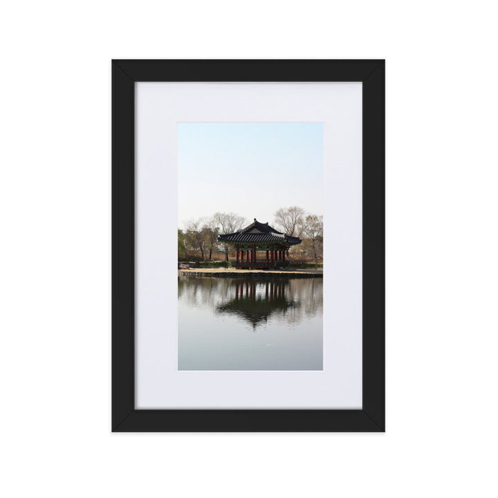 Poster mit Passepartout - Pavillon mitten im Wasser Kuratoren von artlia Schwarz / 21×30 cm artlia