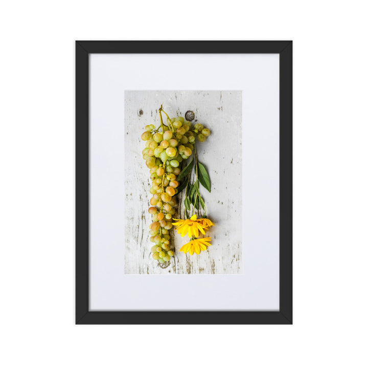 Poster mit Passepartout - Weintrauben und Blumen Kuratoren von artlia Schwarz / 30×40 cm artlia