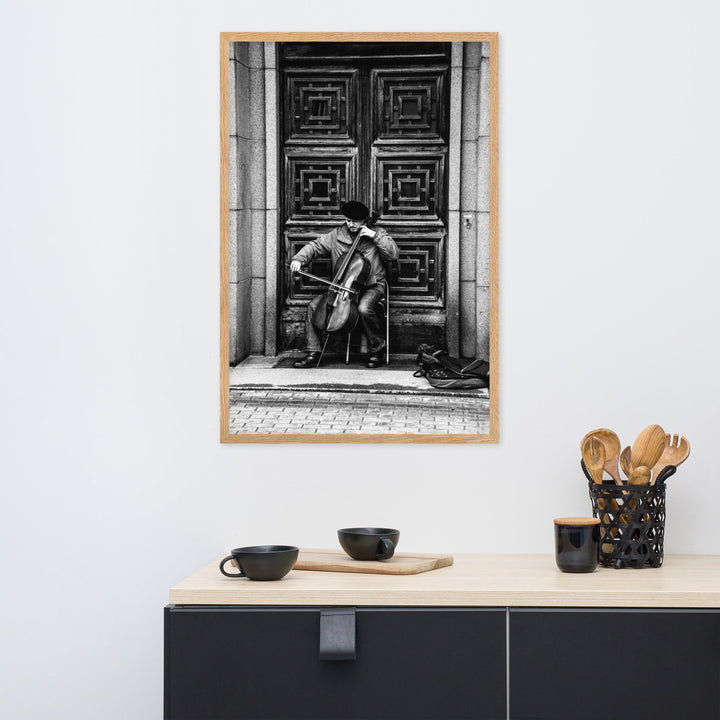Poster mit Rahmen - A Cellist on the Street Kuratoren von artlia artlia