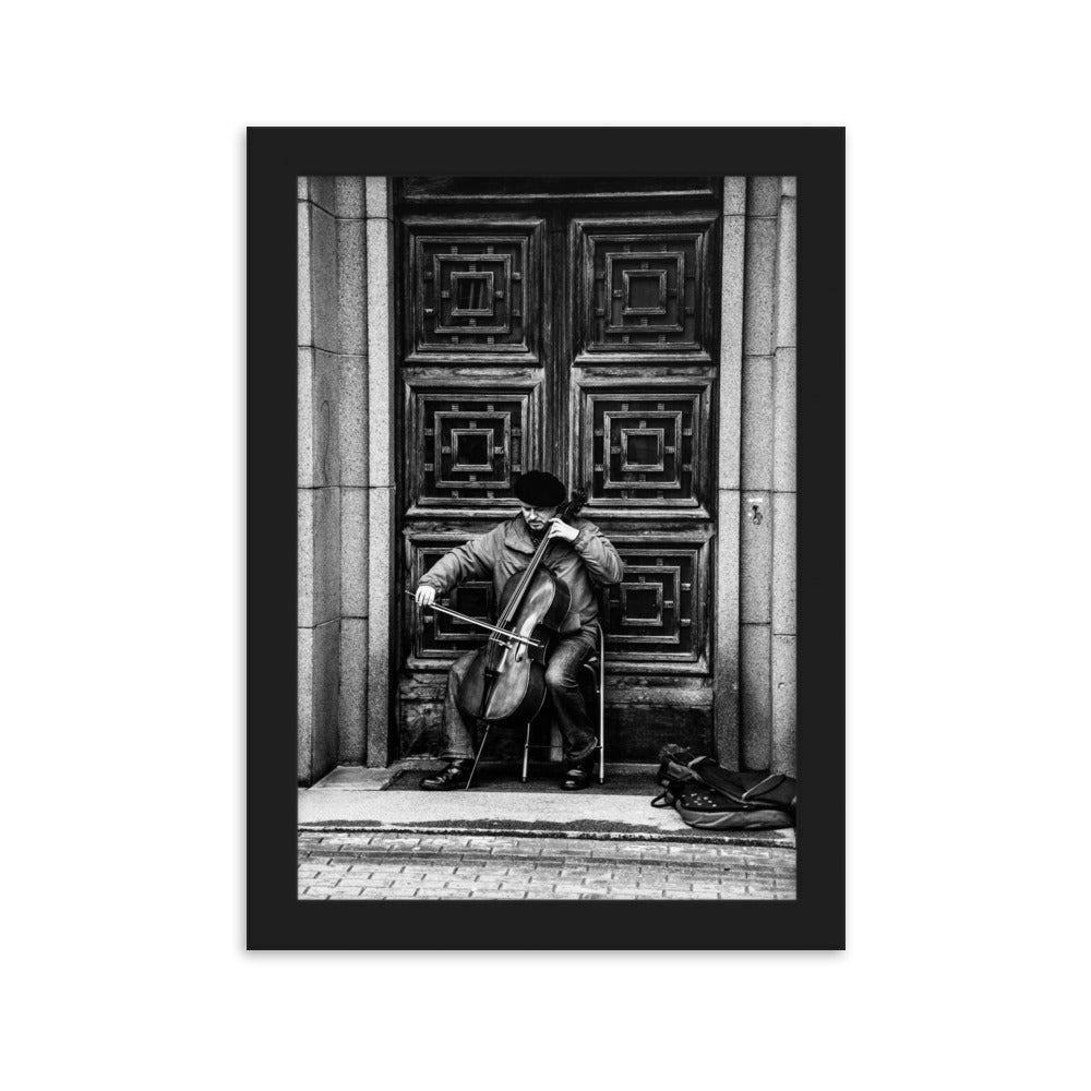 Poster mit Rahmen - A Cellist on the Street Kuratoren von artlia Schwarz / 21×30 cm artlia
