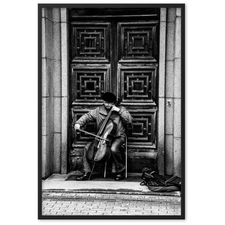 Poster mit Rahmen - A Cellist on the Street Kuratoren von artlia Schwarz / 61×91 cm artlia