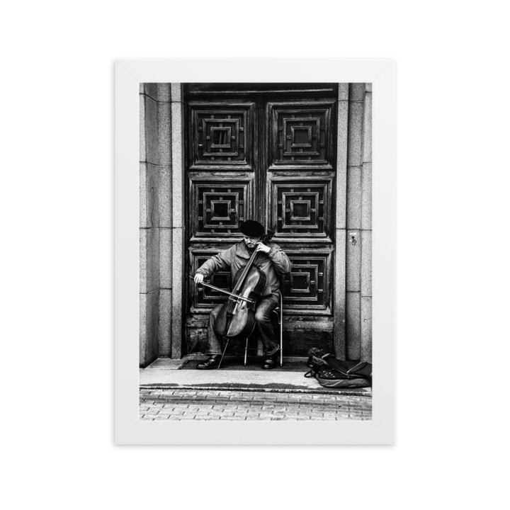 Poster mit Rahmen - A Cellist on the Street Kuratoren von artlia Weiß / 21×30 cm artlia