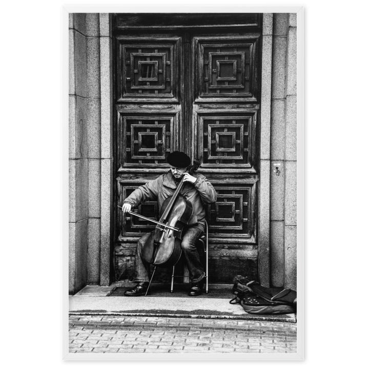 Poster mit Rahmen - A Cellist on the Street Kuratoren von artlia Weiß / 61×91 cm artlia