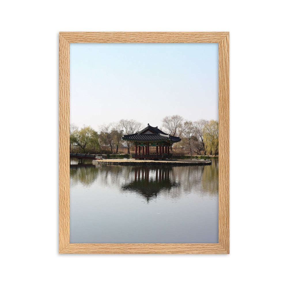 Poster mit Rahmen - Pavillon mitten im Wasser Kuratoren von artlia Oak / 30×40 cm artlia