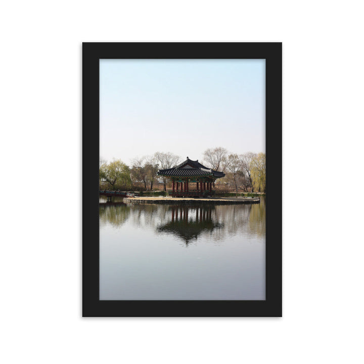 Poster mit Rahmen - Pavillon mitten im Wasser Kuratoren von artlia Schwarz / 21×30 cm artlia