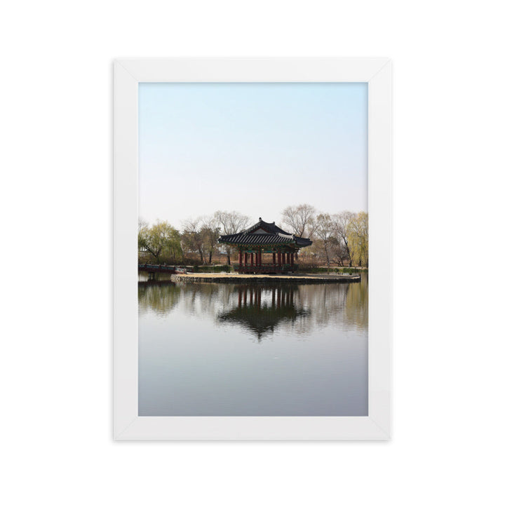 Poster mit Rahmen - Pavillon mitten im Wasser Kuratoren von artlia Weiß / 21×30 cm artlia