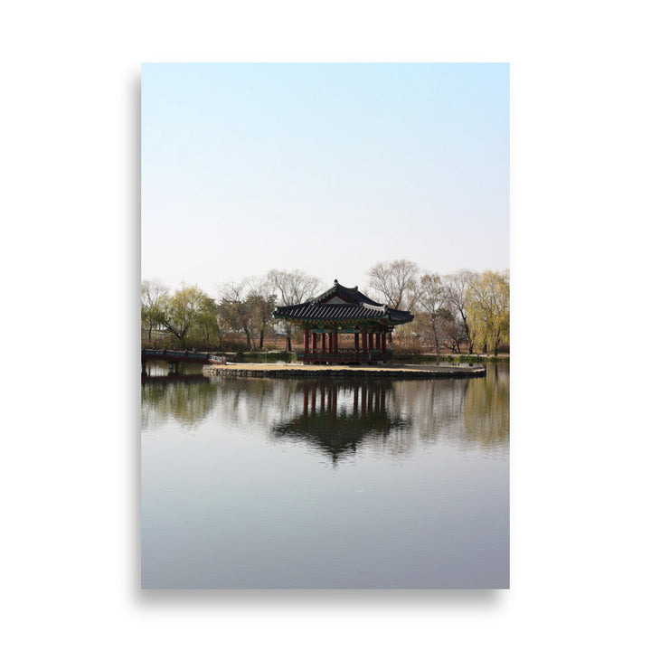 Poster - Pavillon mitten im Wasser Kuratoren von artlia 21×30 cm artlia