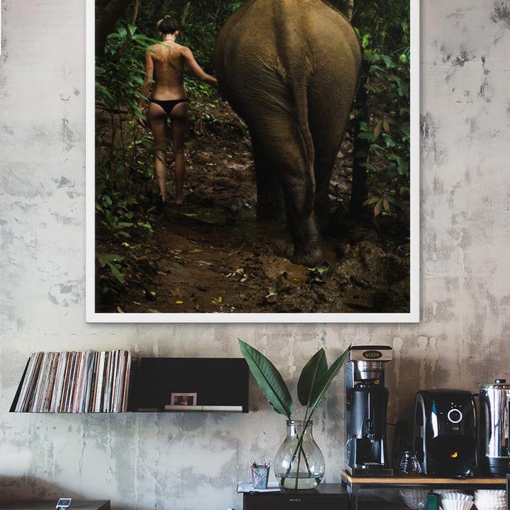 Walking into the Jungle - Poster im Rahmen Kuratoren von artlia artlia