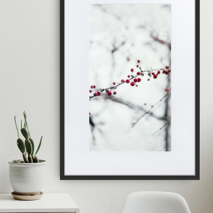 Winterbeeren - Poster im Rahmen mit Passepartout Kuratoren von artlia Schwarz / 61×91 cm artlia