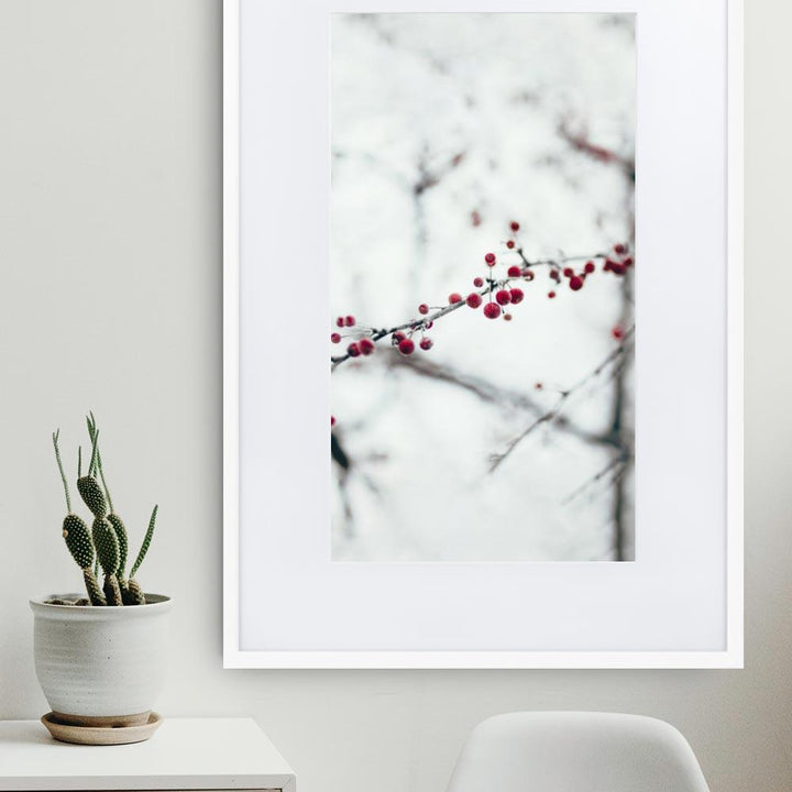 Winterbeeren - Poster im Rahmen mit Passepartout Kuratoren von artlia Weiß / 61×91 cm artlia