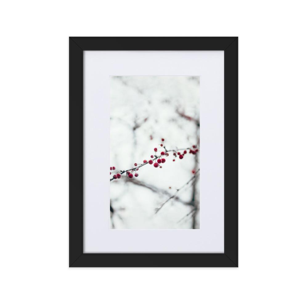 Winterbeeren Winterberries - Poster im Rahmen mit Passepartout artlia Schwarz / 21×30 cm artlia