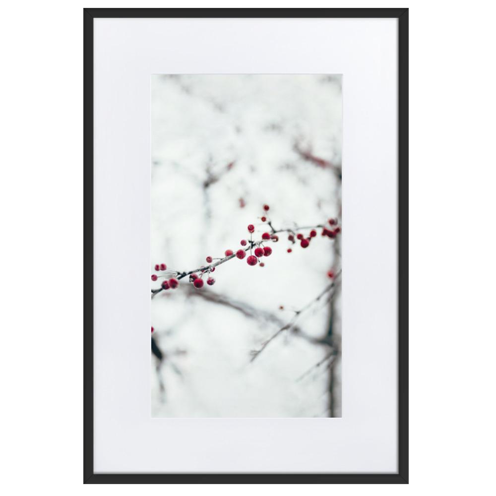 Winterbeeren Winterberries - Poster im Rahmen mit Passepartout artlia Schwarz / 61×91 cm artlia